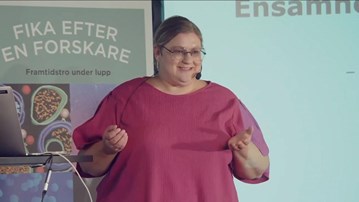 Therese Nordin på en scen framför en skärm.