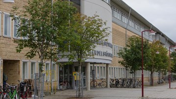 Handelshögskolans exteriör på Umeå universitets huvudcampus.