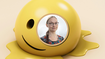 Ett profilfoto på Liisi Laineste, med en smältande emoji i bakgrunden.