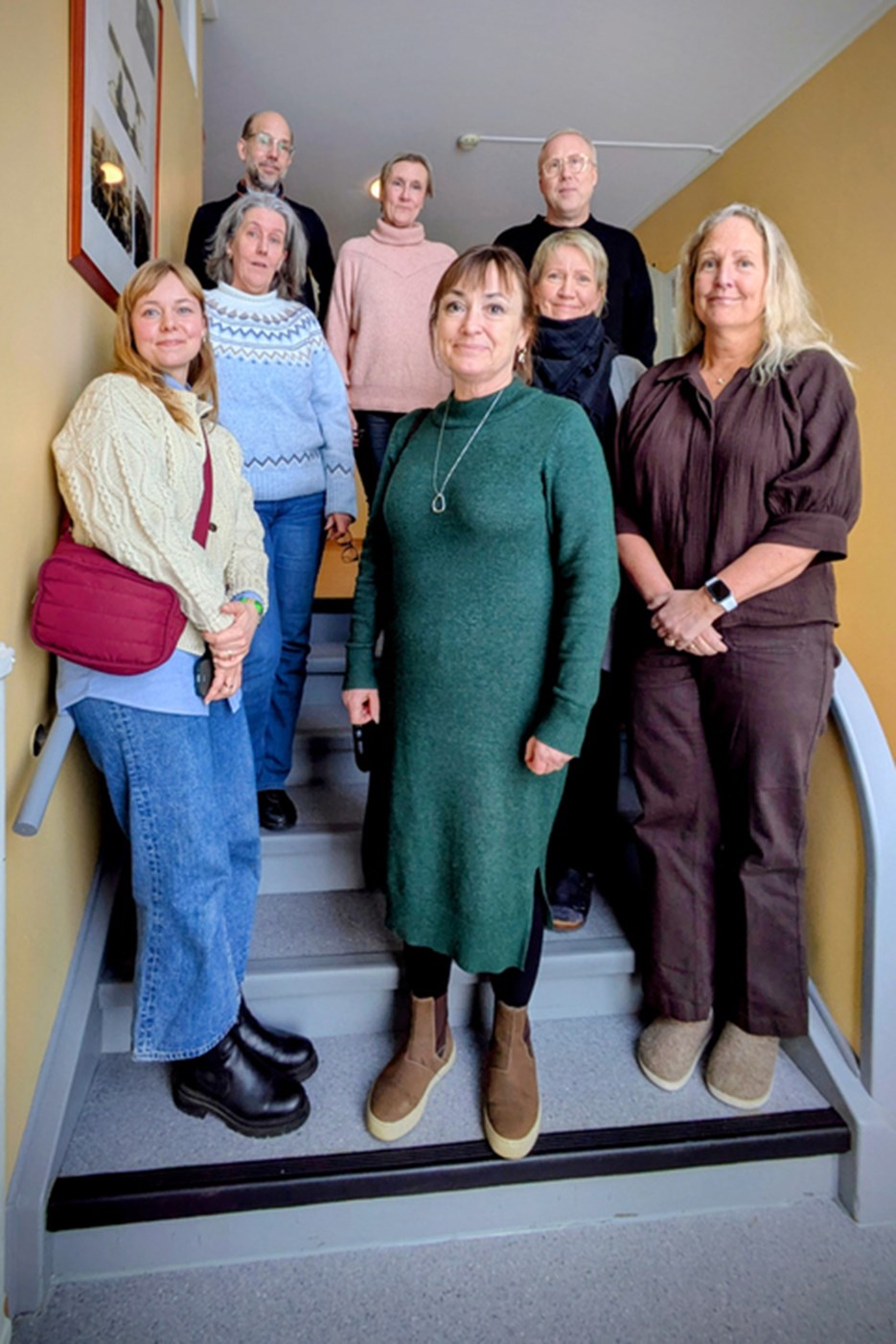 En grupp människor som står på en trappa.