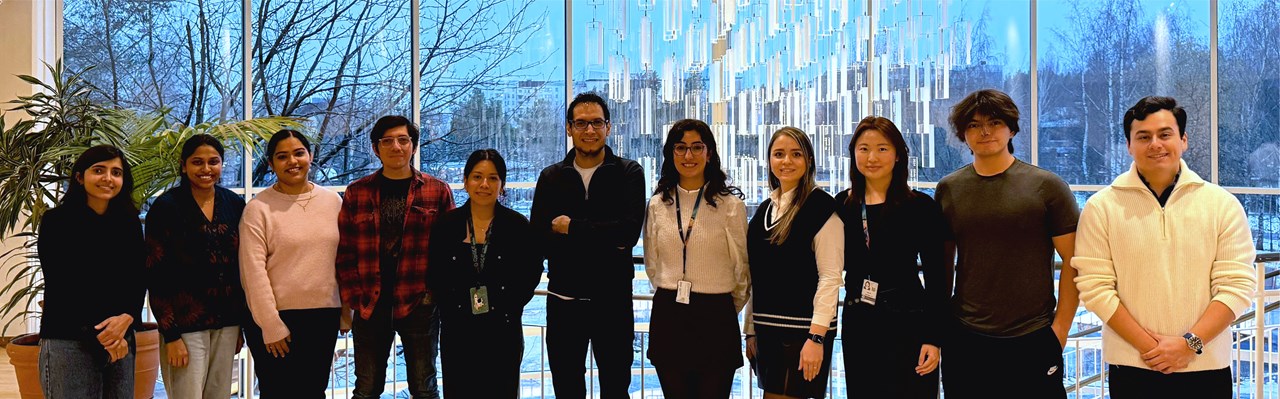 En grupp människor som står bredvid varandra.