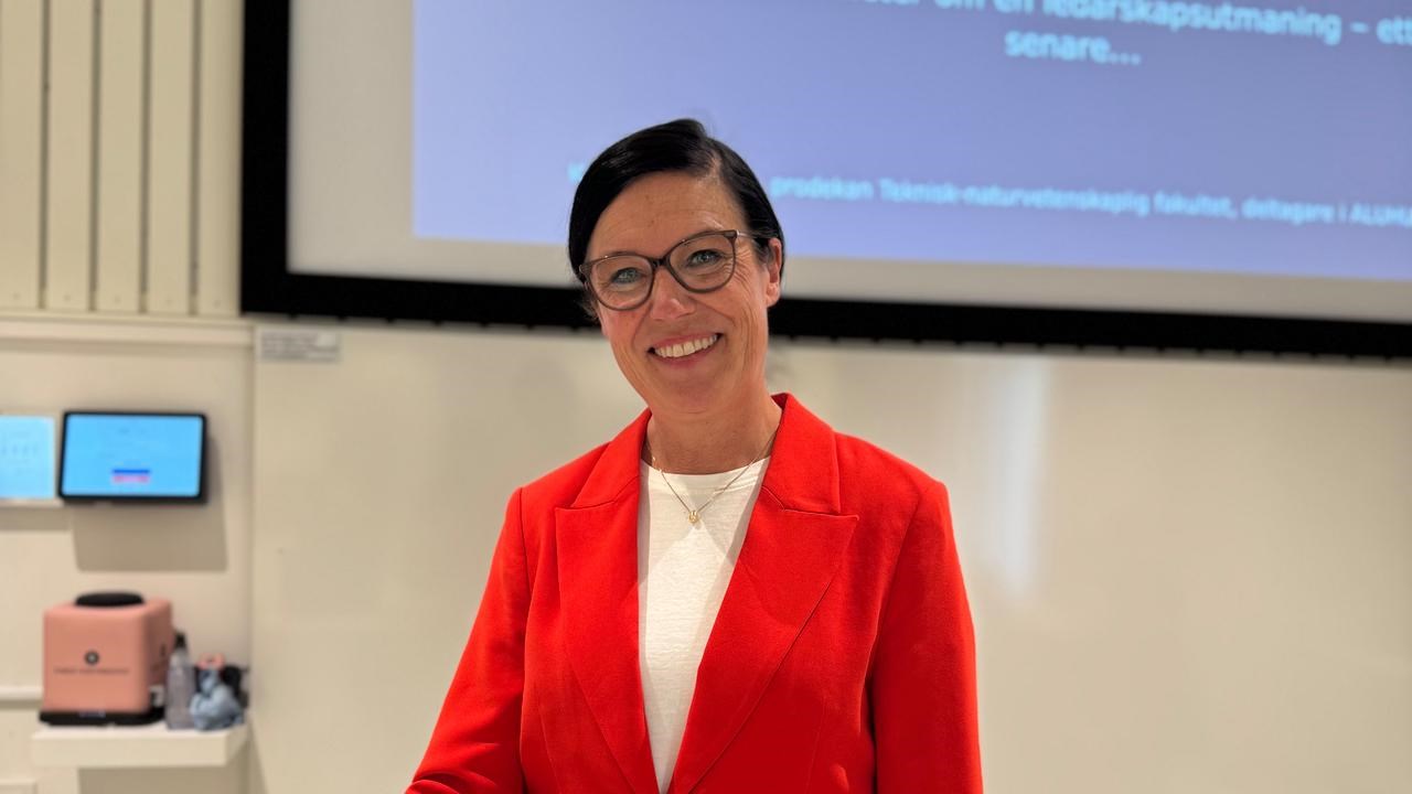 kvinna har f&ouml;redrag