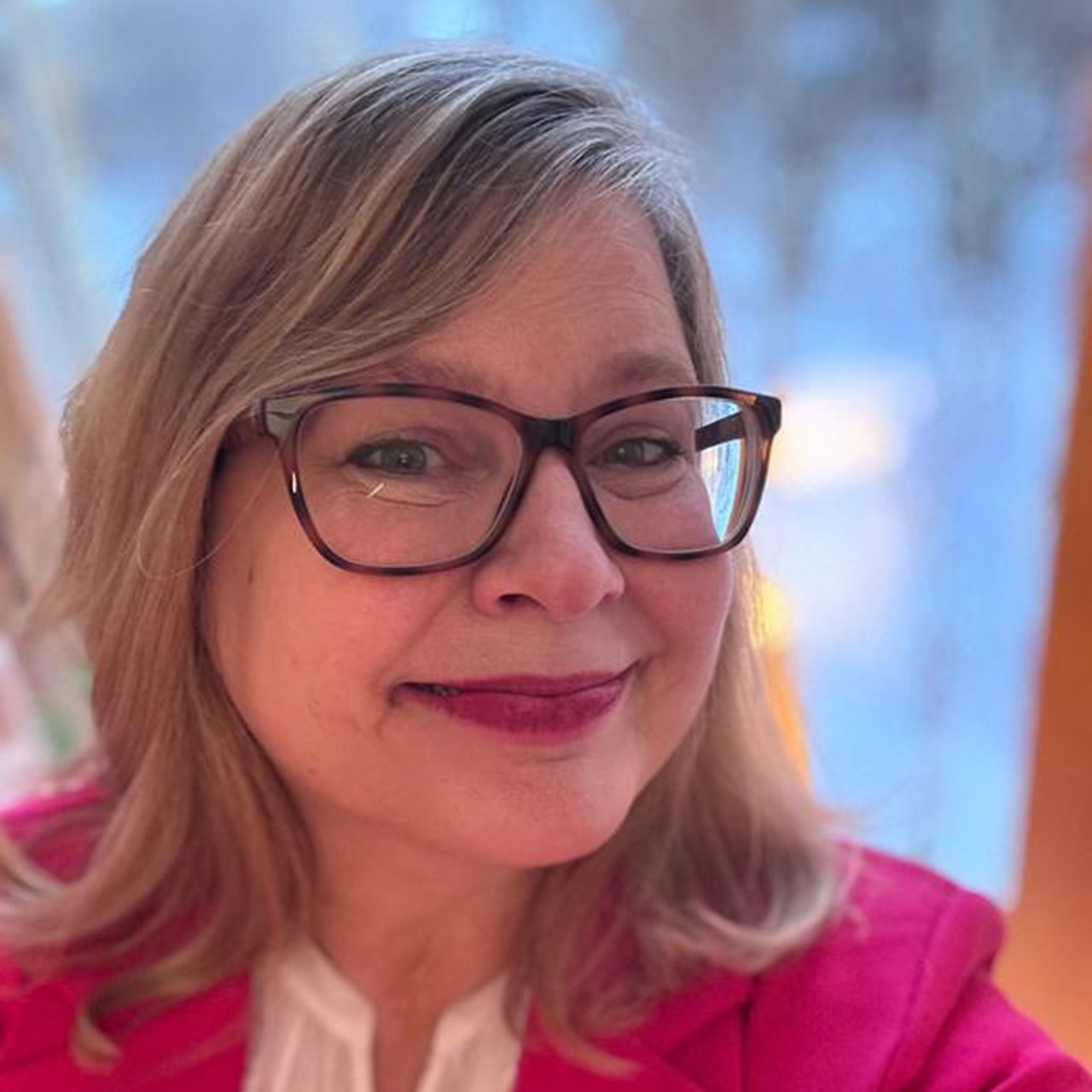 blond kvinna med glas&ouml;gon