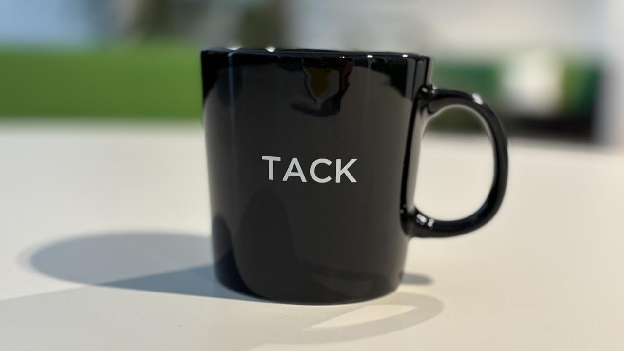 Bild på kaffekopp med texten Tack, som är en del av Umeå universitets 60-årsjubileum.
