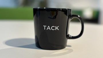 Bild på kaffekopp med texten Tack, som är en del av Umeå universitets 60-årsjubileum.