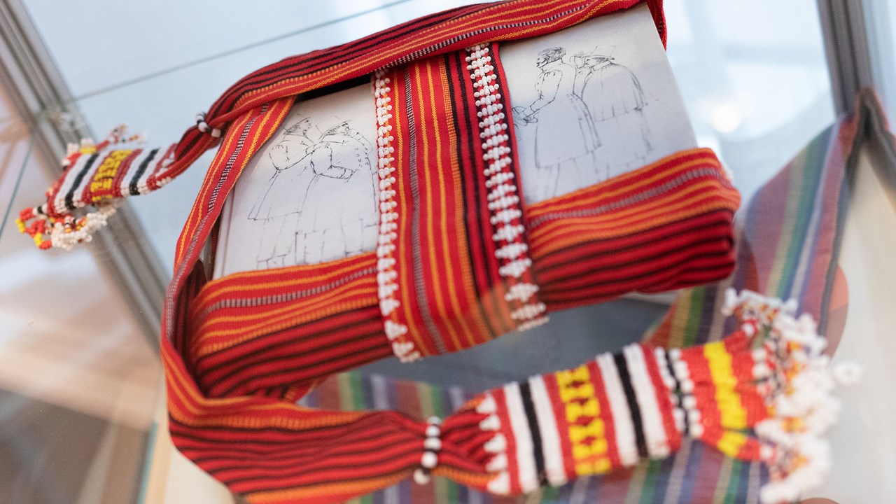 En bok inslagen i textil.