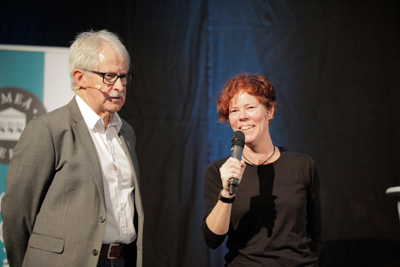   Bland annat deltog Lotta Vikström, prodekan, humanistiska fakulteten, i samtal om humanioras roll, funktion och betydelse med SVT-veteranen Sverker Olofsson.  Foto: Per Melander