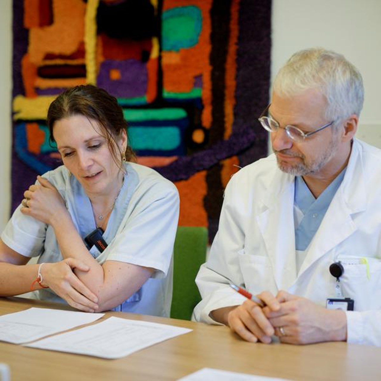 I ett m&ouml;tesrum sitter Karin Forsberg och Peter Andersen och diskuterar samtidigt som de tittar p&aring; n&aring;gra papper med provsvar som ligger p&aring; bordet framf&ouml;r dem.