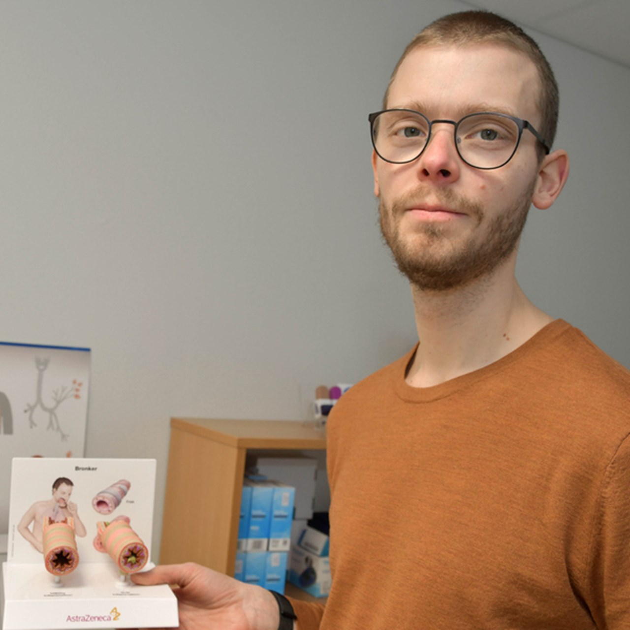 Joakim Bunne, Institutionen för folkhälsa och klinisk medicin, som håller två luftrör i handen.