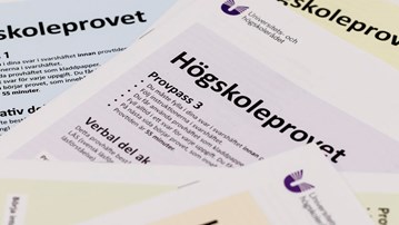 Högskoleprov som ligger på ett bord.