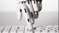 Närbild av robothand som trycker på ett tangenbord.