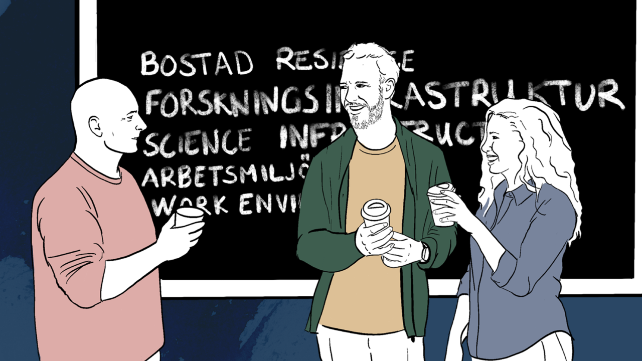 Tre människor samtalar framför en svart tavla.