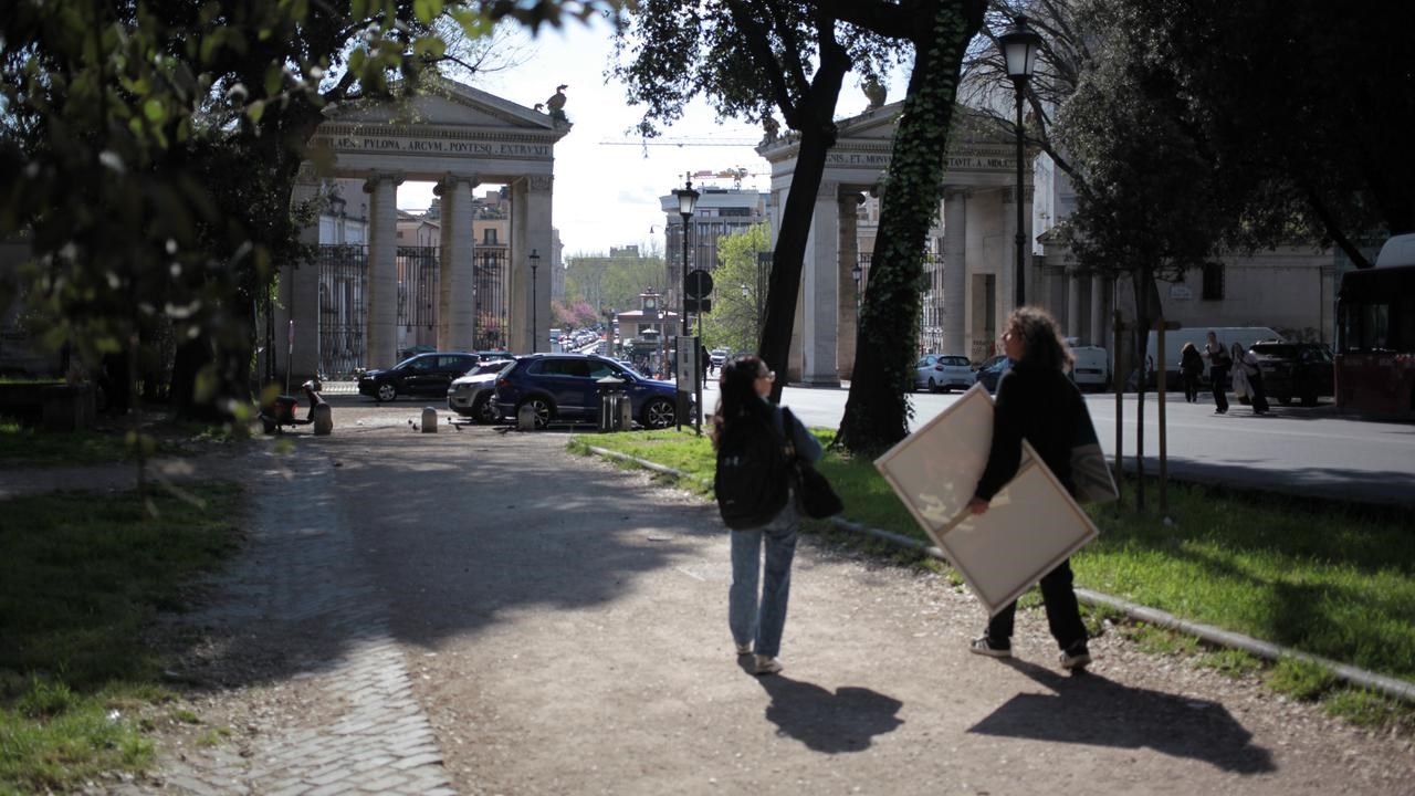 Tv&aring; promenerar i Rom