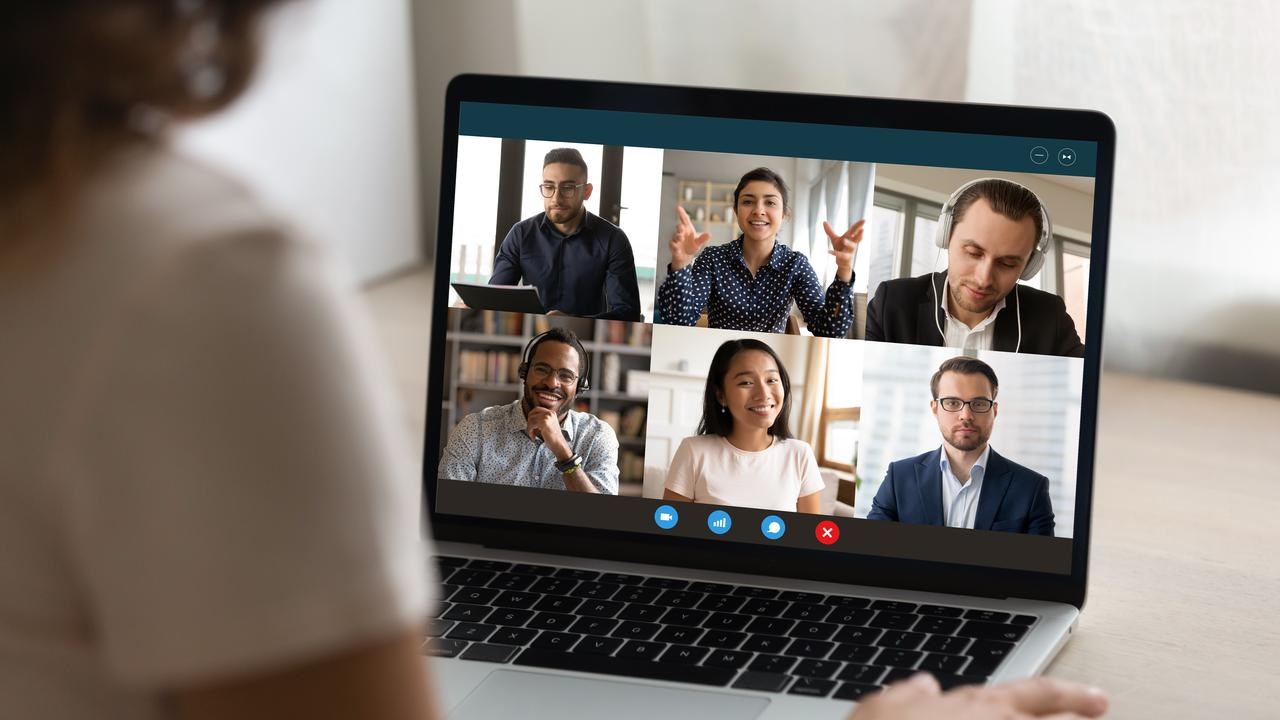 Kvinna som sitter i framför datorn i ett digitalt möte.
