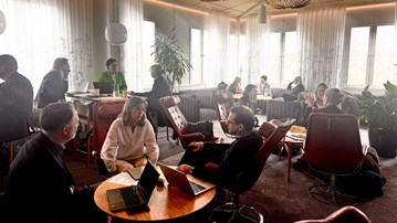 grupper av människor som samtalar