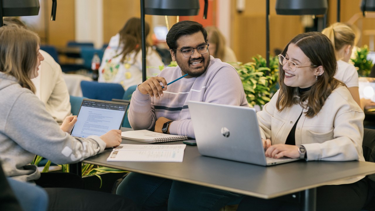 Internationella studenter studerar i Humanisthuset