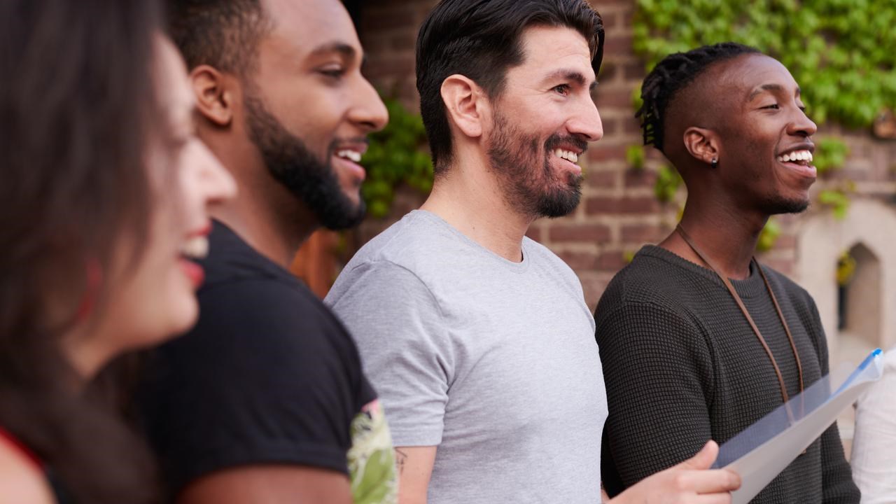 Bild på människor som sjunger i kör