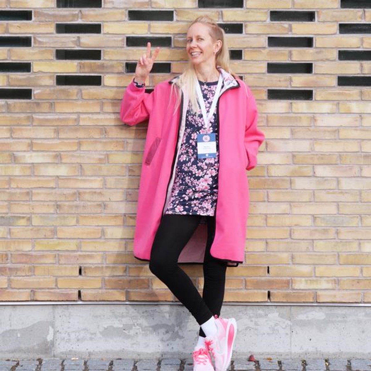 Hanna S&ouml;derlund st&aring;r framf&ouml;r en tegelv&auml;gg.