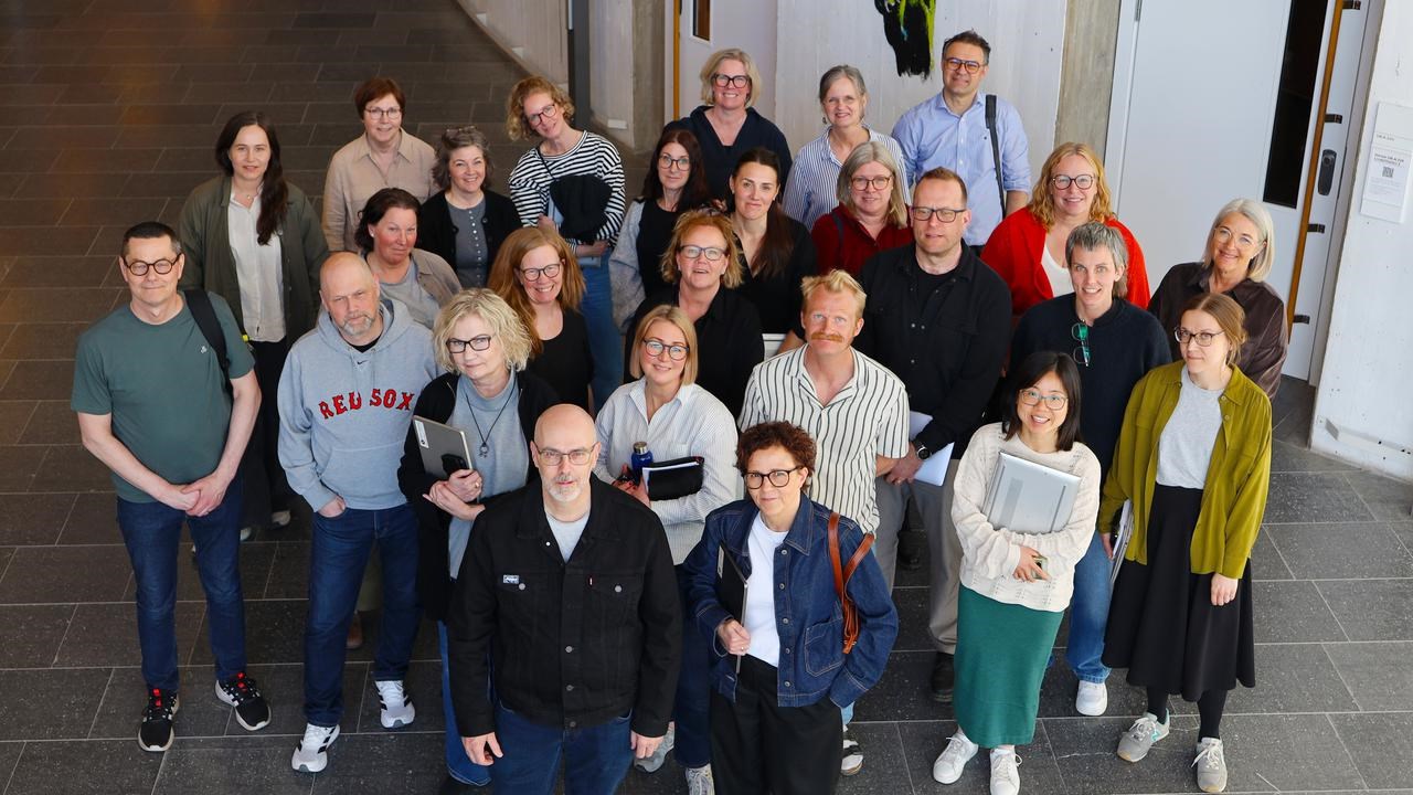 En grupp människor som står i Lindellhallen.