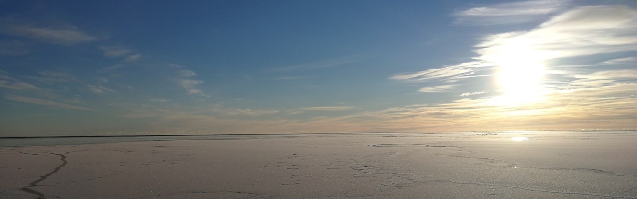 Is med lång spricka på havet en solig vinterdag