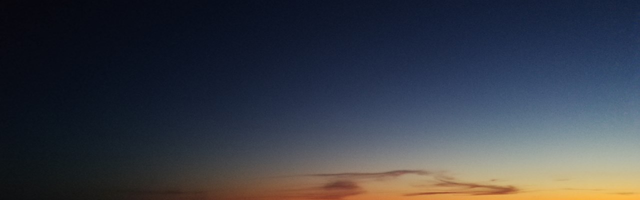 Gryning på vindstilla hav med vågor från båt