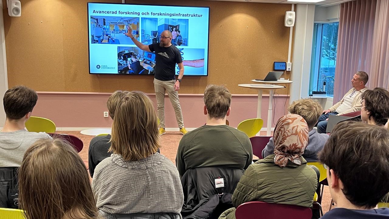 Ronnie Berntsson vid sk&auml;rm, elever lyssnar