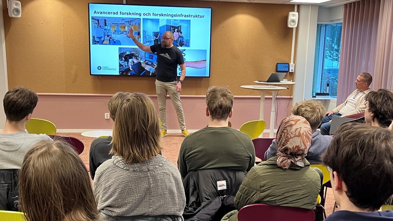 Ronnie Berntsson vid sk&auml;rm, elever lyssnar