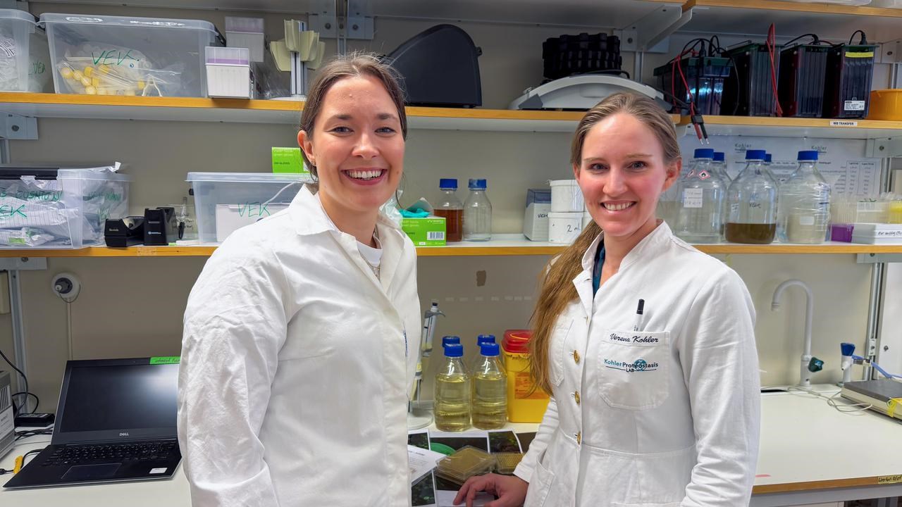 Sofia Morney och Verena Kohler i laboratoriet