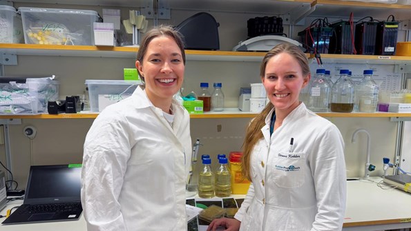 Sofia Morney och Verena Kohler i laboratoriet