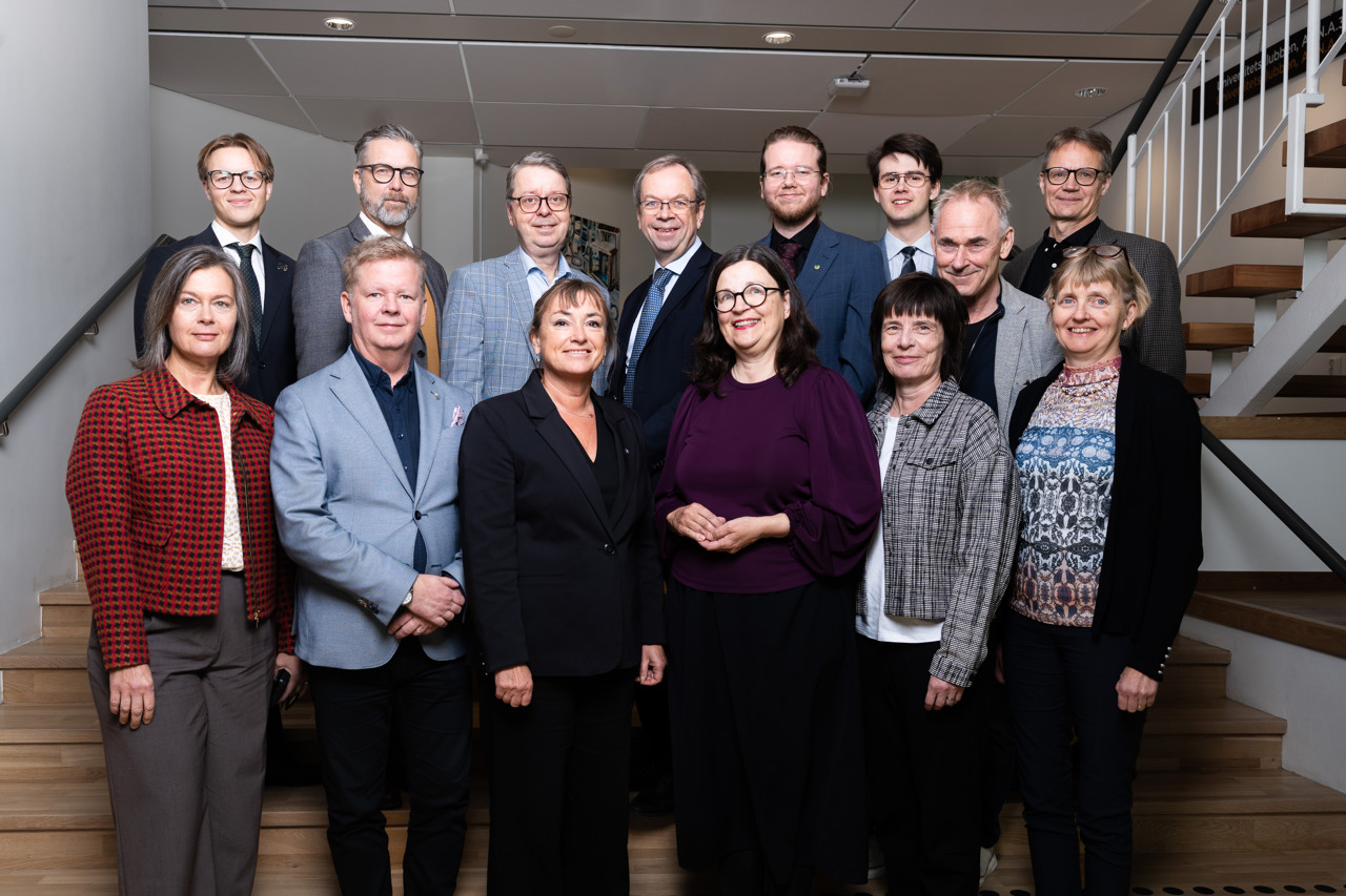 En grupp m&auml;nniskor som st&aring;r bredvid varandra.