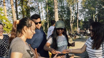 Internationella studenter grillar vid Nydala