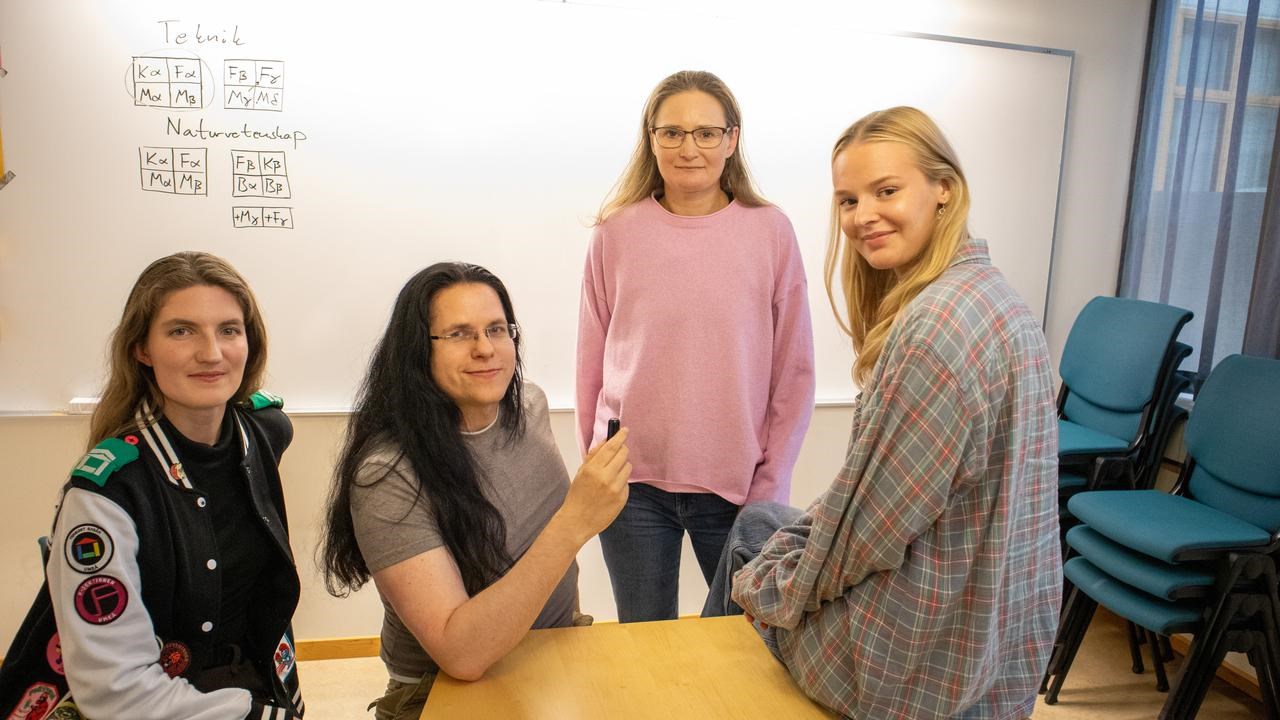 Bild på fyra personer kring ett bord i ett konferensrum