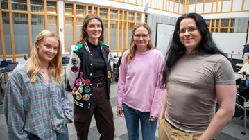 Bild på fyra personer stående i MIT-place i MIT-huset, Umeå universitet