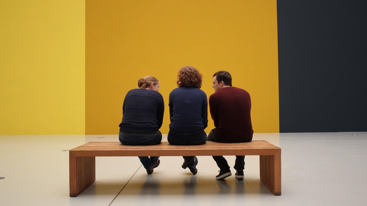 Bild p&aring; m&auml;nniskor i ett museum