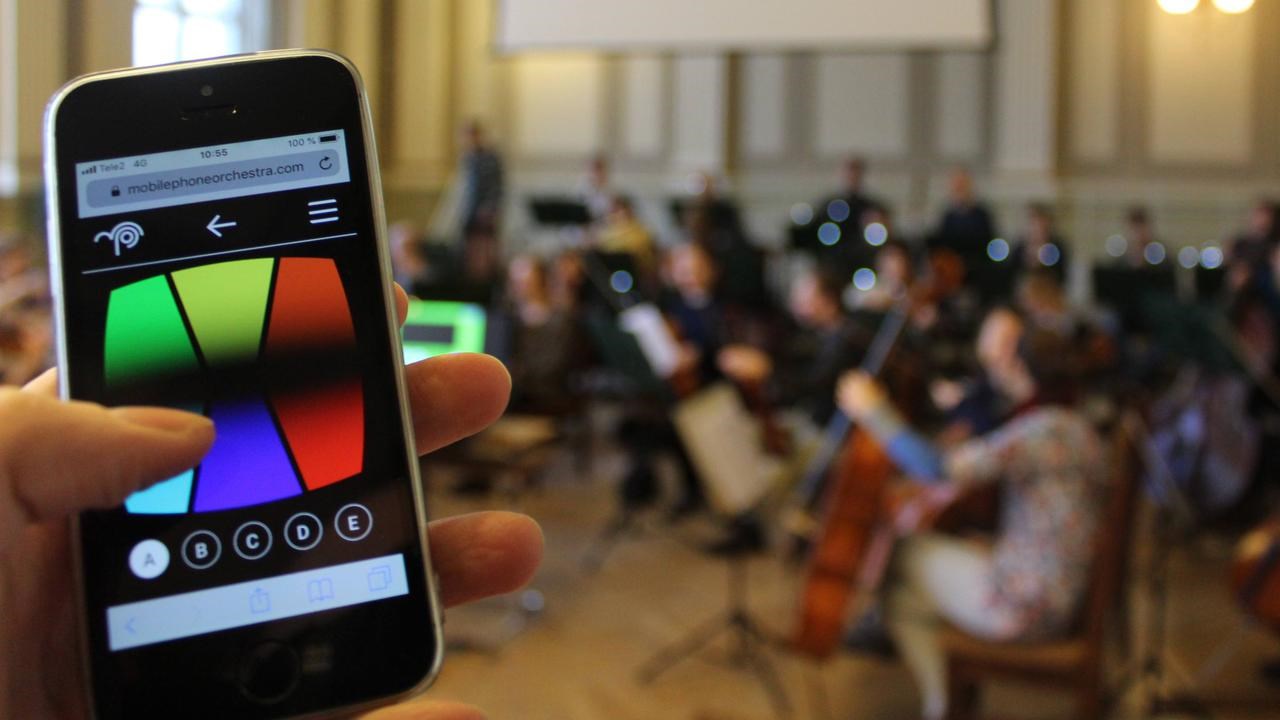 Bild på mobiltelefon i hand