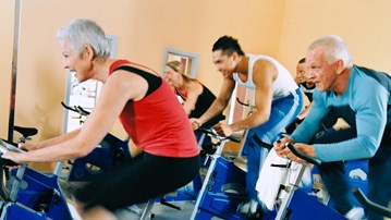 Flera cyklar intensivt på träningscykel