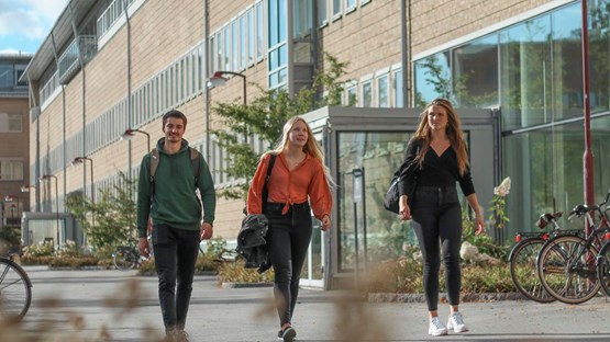 Studenter utanför Lindellhallen.