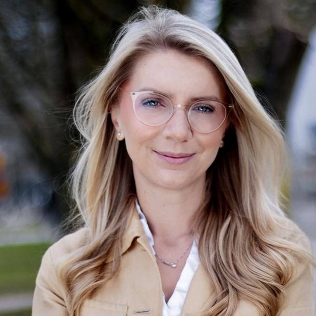 Porträtt utomhus sommartid