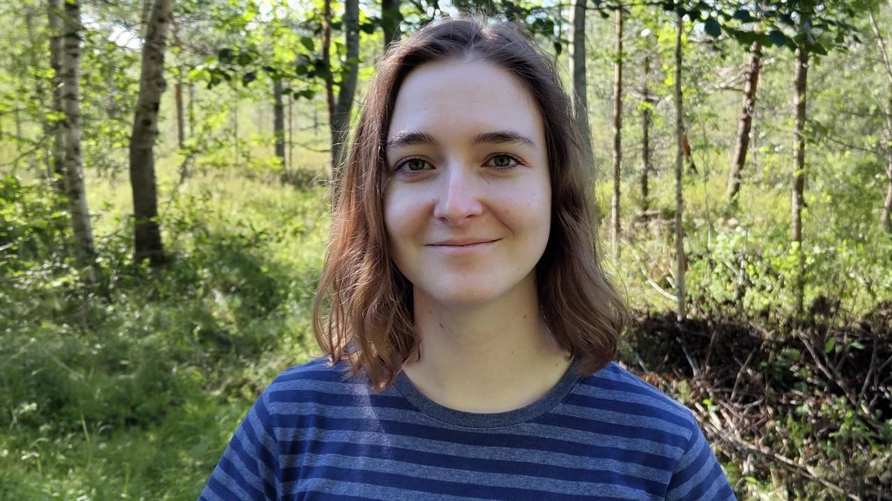 Portr&auml;ttbild p&aring; Anais de Graaf, i bakgrunden skog