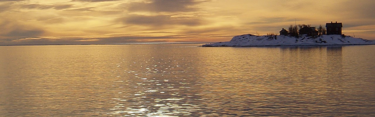 Ö med stuga under provtagningsexpedition i Skaghamnsfjärden på vintern.