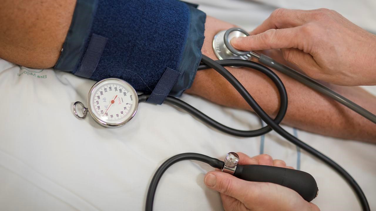V&aring;rdpersonal m&auml;ter blodtryck p&aring; en patient.
