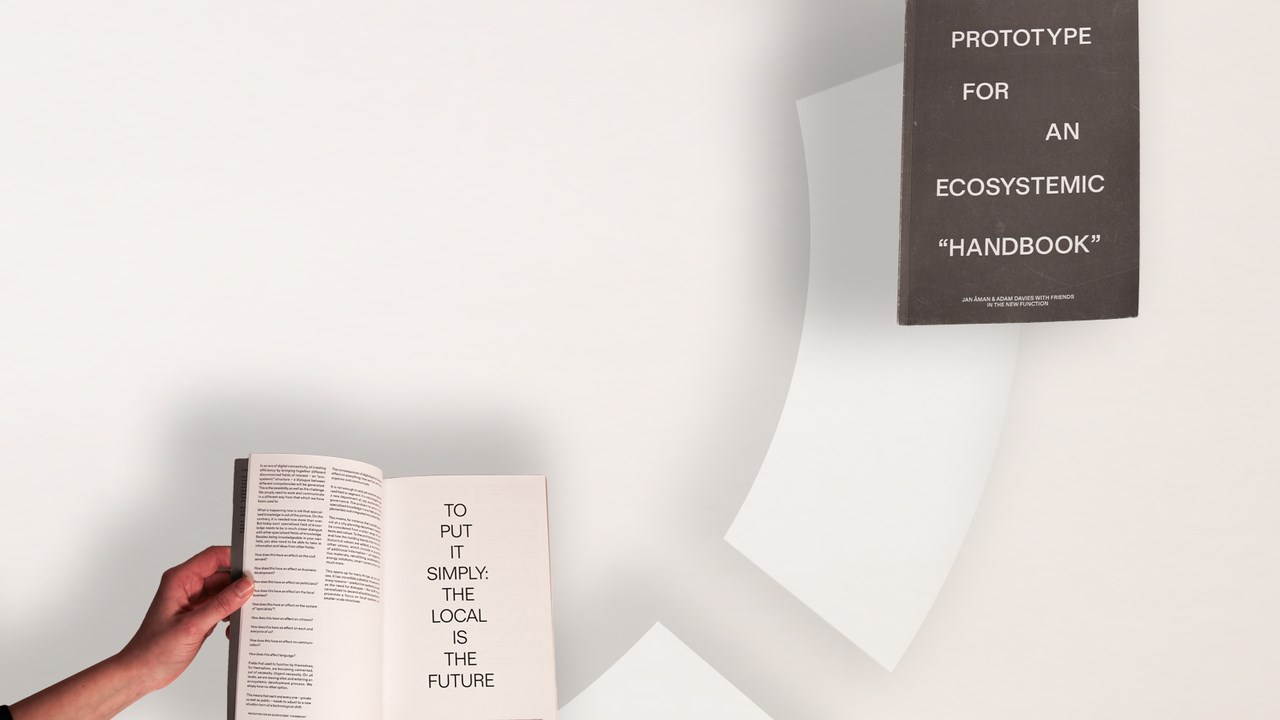 Hand som håller i handbok