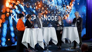 En grupp människor som står på en scen.
