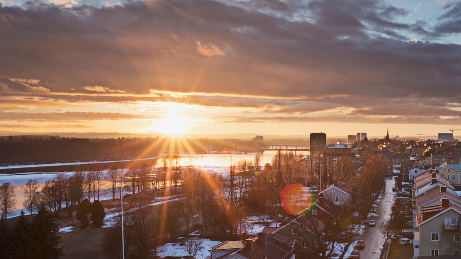 Sol över Öbacka, älven och Konstnärligt Campus, Umeå