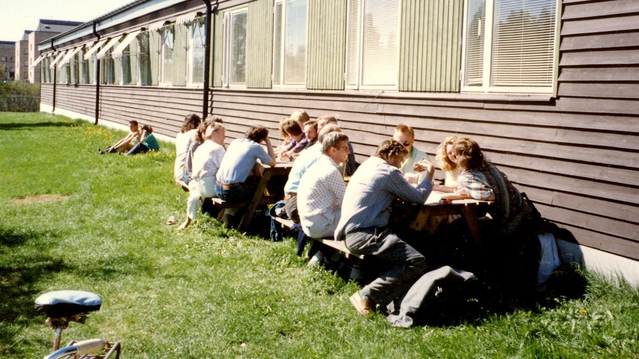 Personal från Sociologiska institutionen fikar utanför Södra paviljongerna