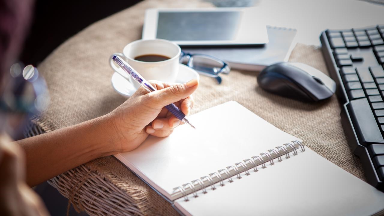 Person som jobbar vid datorn hemifrån.