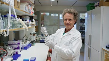 Robin FåhraeusProfessor vid Institutionen för medicinsk biovetenskap