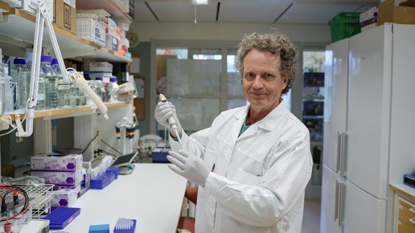 Robin FåhraeusProfessor vid Institutionen för medicinsk biovetenskap