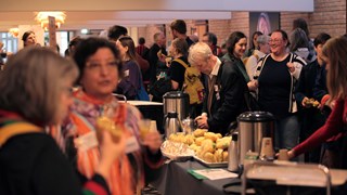 Människor som fikar och pratar