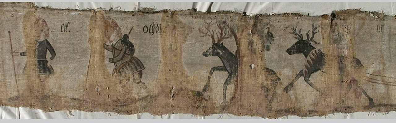Ett tygstycke med bilder av människor och djur på.